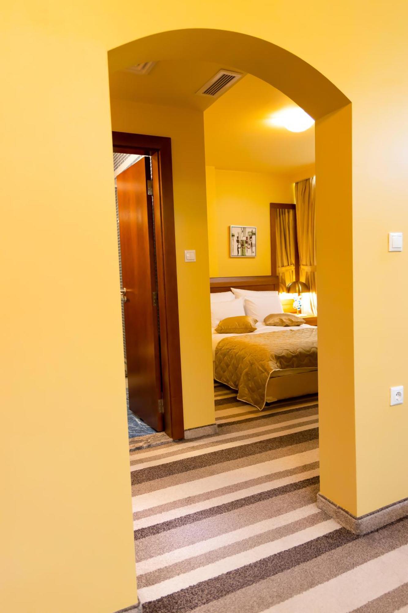 Hotel Ambasador Prishtina Приштина Екстер'єр фото