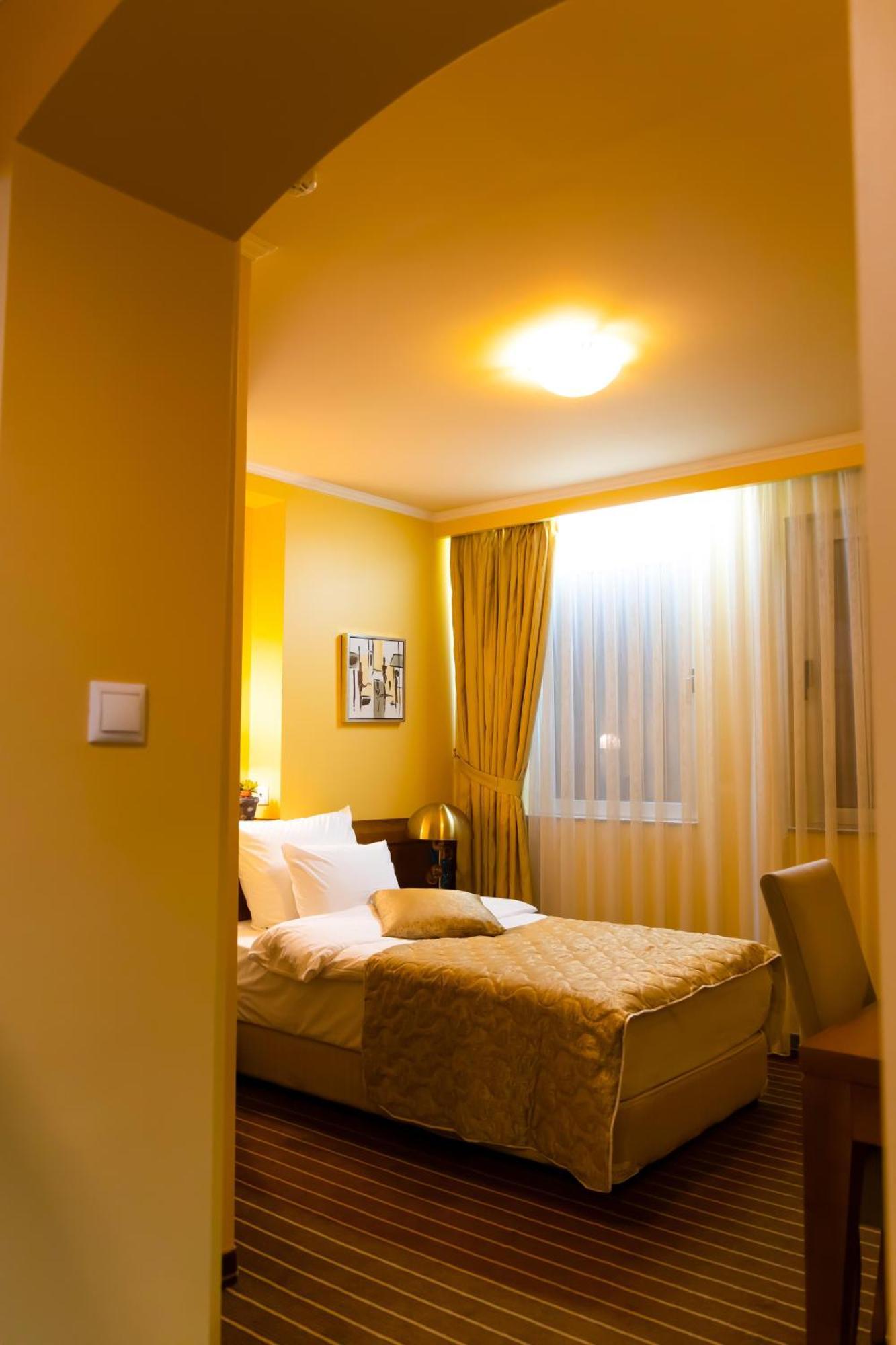 Hotel Ambasador Prishtina Приштина Екстер'єр фото
